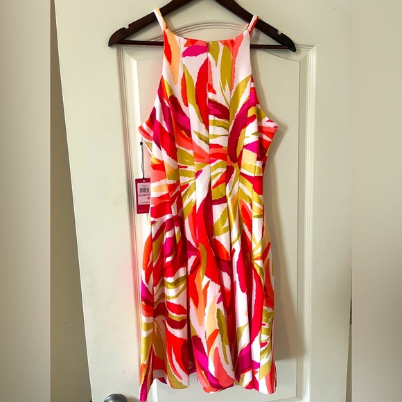 NEW! Vince Camuto Vibrant Tropical Mini Dress Women’s Size 6 - Picture 2 of 16